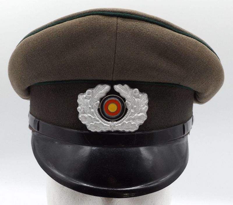 DDR / NVA: Schirmmütze für Mannschaften und Unteroffiziere der LaSK Landstreitkräfte, Jäger, Trageweise bis 1959. DDR / NVA: Schirmmütze für Mannschaften und Unteroffiziere der LaSK Landstreitkräfte, Jäger, Trageweise bis 1959.