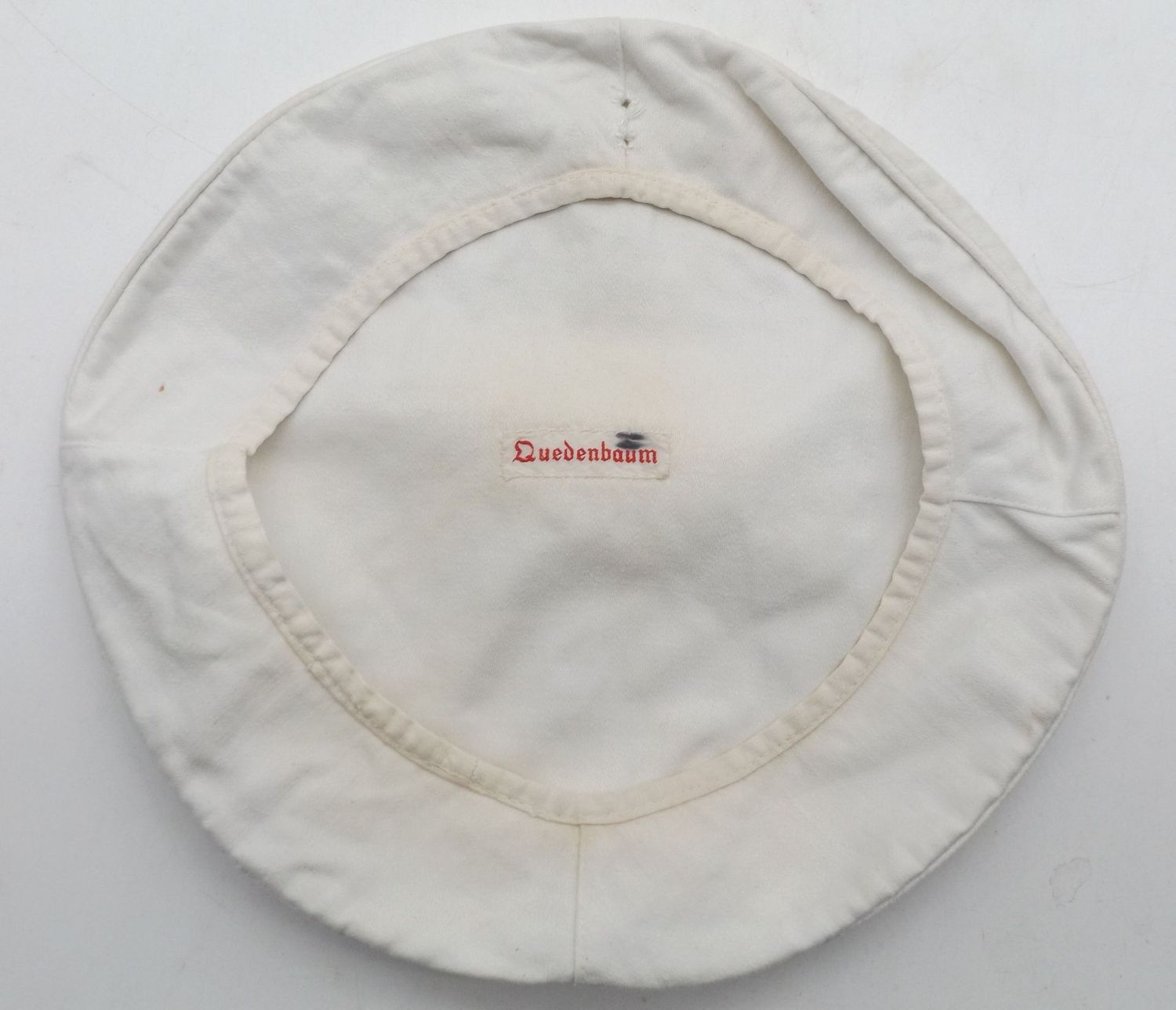 Kriegsmarine: Weißer Bezug für die Tellermütze, mit Trägeretikett.