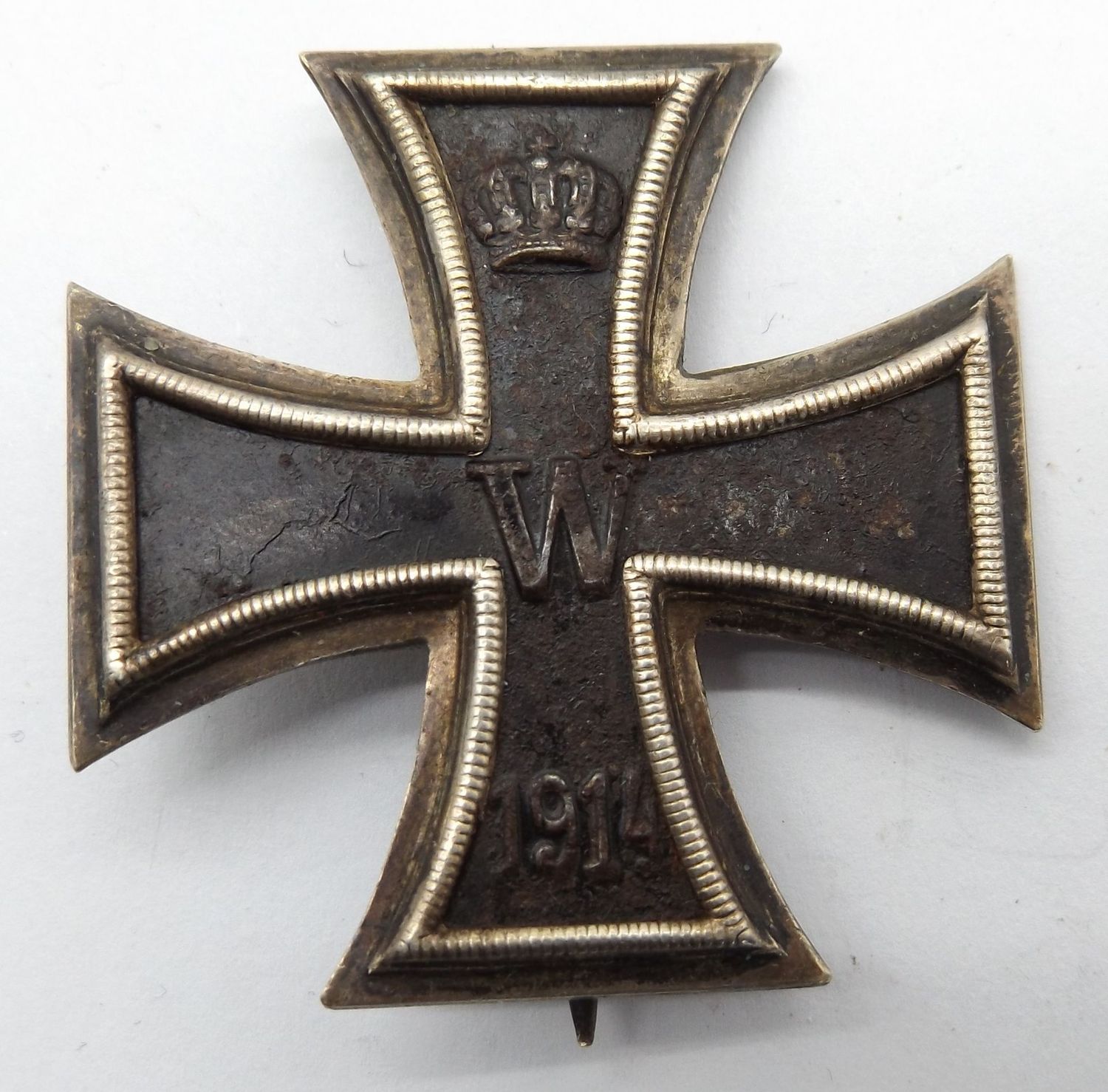 Eisernes Kreuz 1914 1. Klasse, unterhalb des Nadelhakens K.O. gepunzt für die Firma Klein & Quenzer aus Oberstein. Eisernes Kreuz 1914 1. Klasse, unterhalb des Nadelhakens K.O. gepunzt für die Firma Klein & Quenzer aus Oberstein.