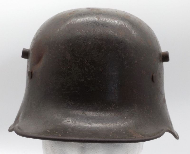 Deutsches Reich: Stahlhelm M16, seitliche Herstellerpunze Si. 66 für die Firma Eisenhütte Silesia / Schlesien, Lederfutter am Lederring, ohneFüllung, im Nacken mit Trägernamen und Größenstempel. Deutsches Reich: Stahlhelm M16, seitliche Herstellerpunze Si. 66 für die Firma Eisenhütte Silesia / Schlesien, Lederfutter am Lederring, ohneFüllung, im Nacken mit Trägernamen und Größenstempel.