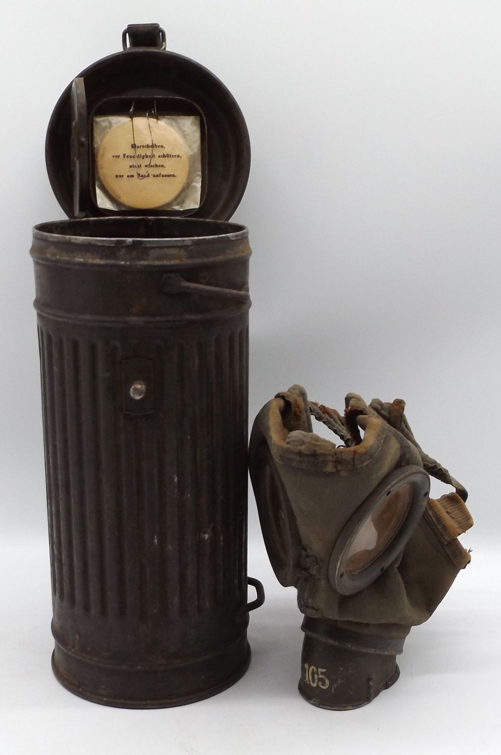 Wehrmacht: Gasmaske in Dose, Diese mit Herstellermarkierung, Maske mehrfach gestempelt von 1940, ohne Filter, mit Ersatzgläsern.