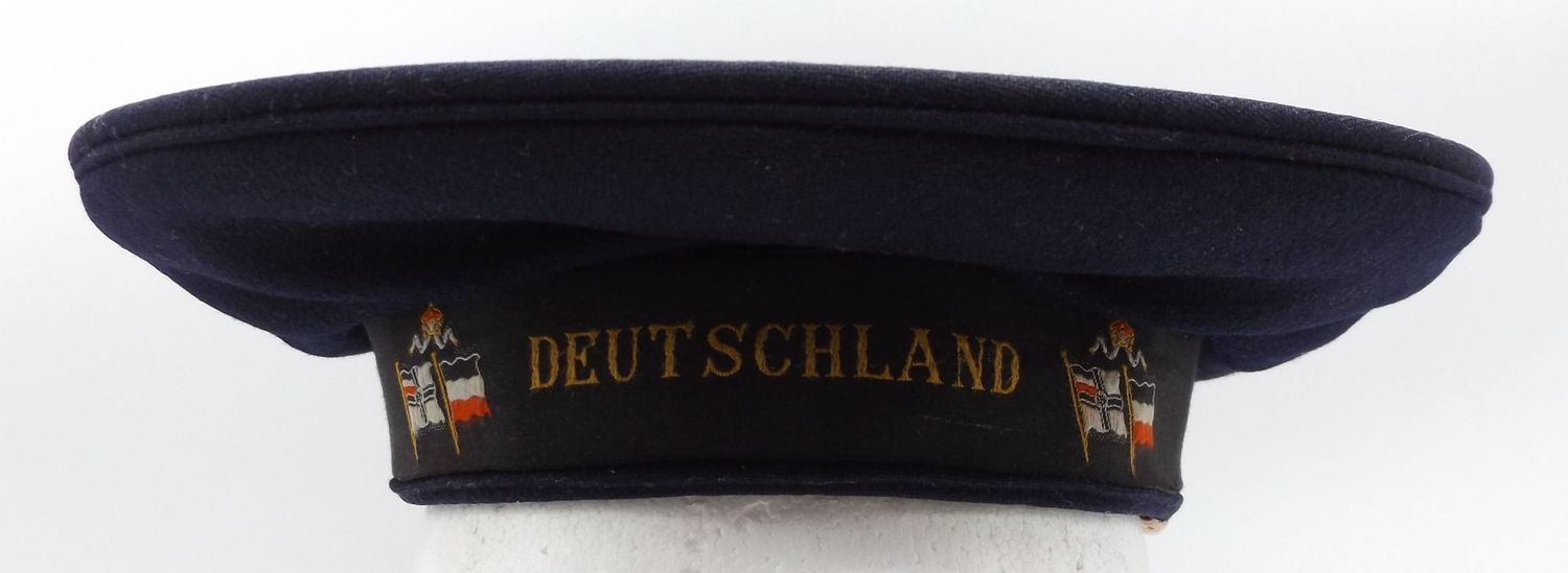 Deutsches Reich: Marine Tellermütze, Matrosenmütze für Kinder, Mützenband "Deutschland" mir National- und Reichskriegsflagge, der Deckel mit gesticktem Wappen.