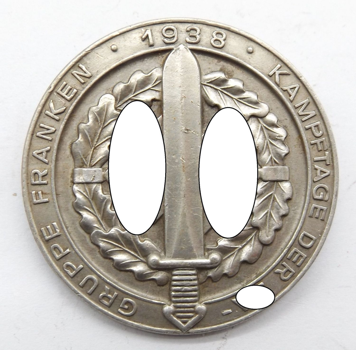 3. Reich: Treffenabzeichen Kampftage der SA-Gruppe Franken 1938, rückseitig mit Herstellerbezeichnung L.Chr.Lauer - Nürnberg Berlin.