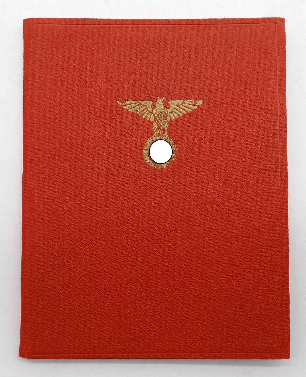 NSDAP: Mitgliedsbuch Nr. 3098694 für einen Parteiangehörigen aus Bochum, Ausgabe 1935, eingetreten am 01.05.1933, ausgestellt am 15.08.1935, mit Foto, keine weiteren Eintragungen.