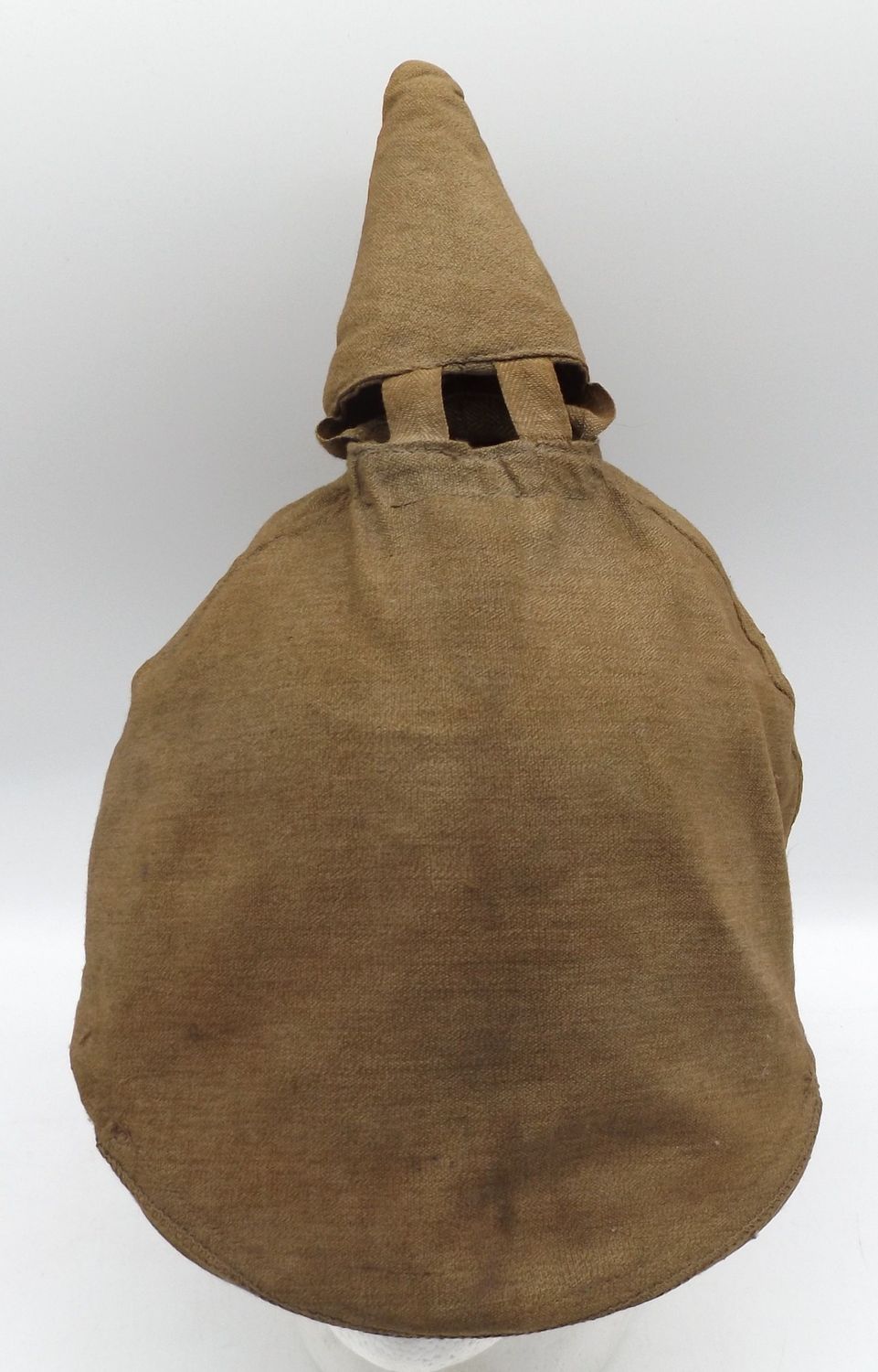 Deutsches Reich: 1.Weltkrieg, feldgrauer Tarnüberzug für die Pickelhaube, gestempelt D.R.P., mit Trägernamen eines Leutnants.