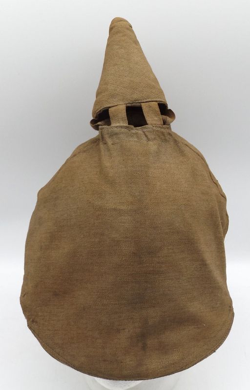 Deutsches Reich: 1.Weltkrieg, feldgrauer Tarnüberzug für die Pickelhaube, gestempelt D.R.P., mit Trägernamen eines Leutnants.