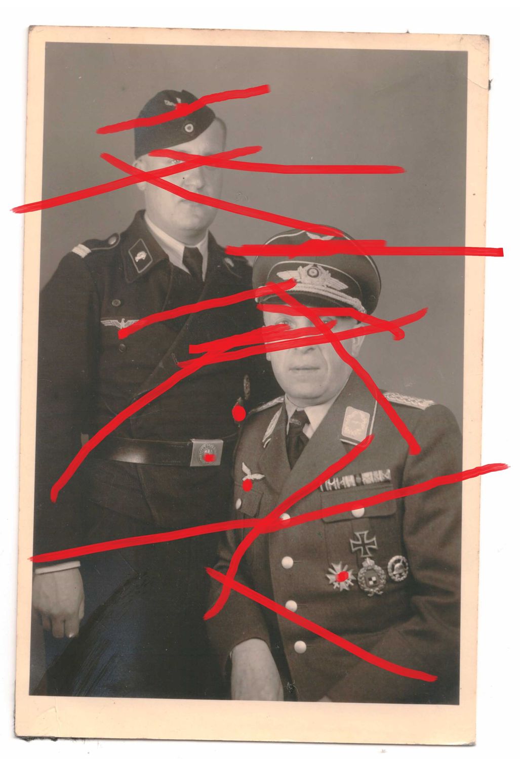 3. Reich: Portraitfoto Wehrmacht Offiziersanwärter der Panzertruppe und Luftwaffe Offizier mit KVK 1. Klasse, Flugzeugbeobachterabzeichen 1. Weltkrieg sowie anderen Auszeichnungen, PK-Größe, C99.