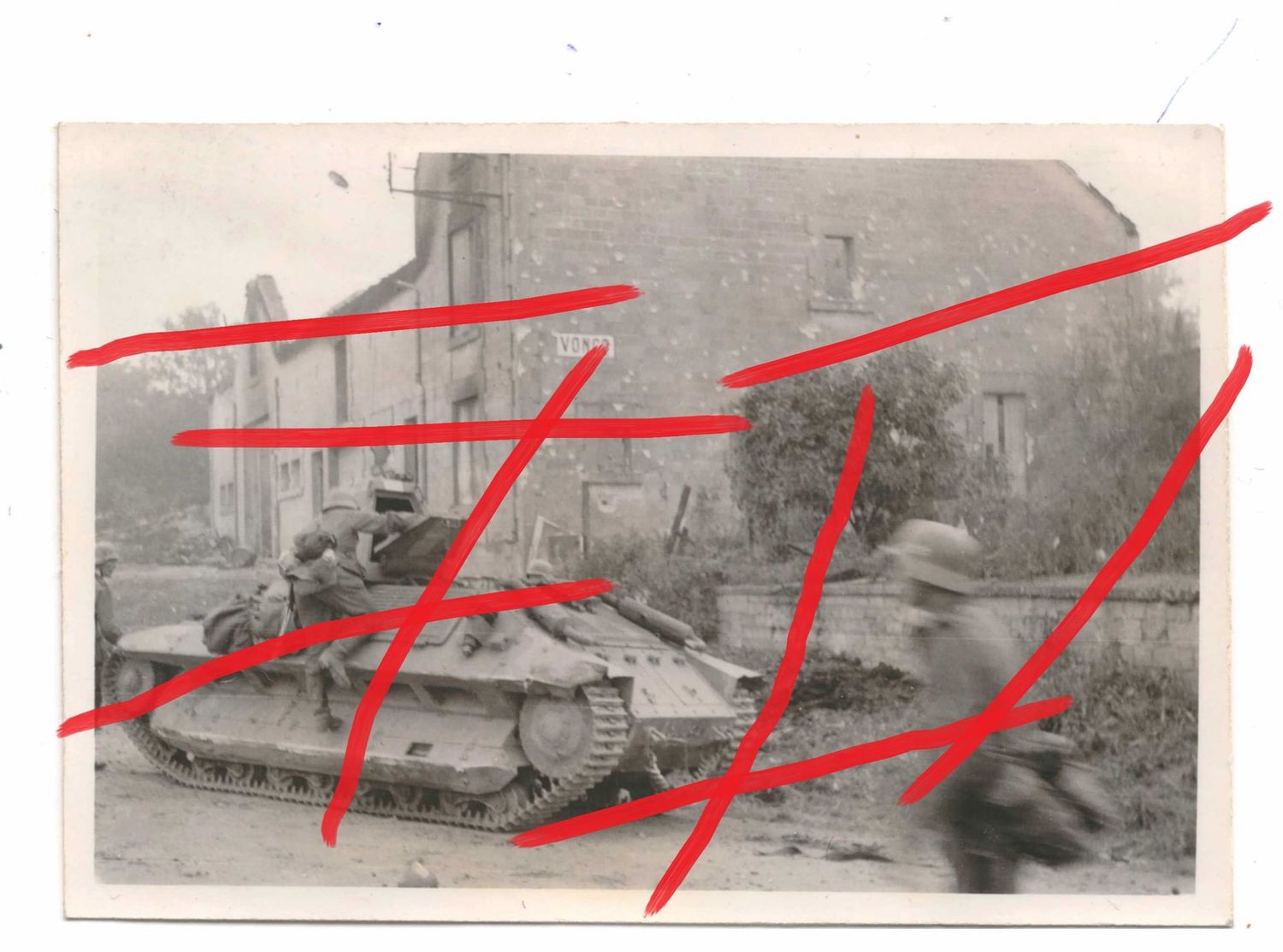 Frankreich: Foto erbeuteter Panzer CHAR FCM 36 kurz nach Gefecht, Größe ca. 10x7 cm, C101.