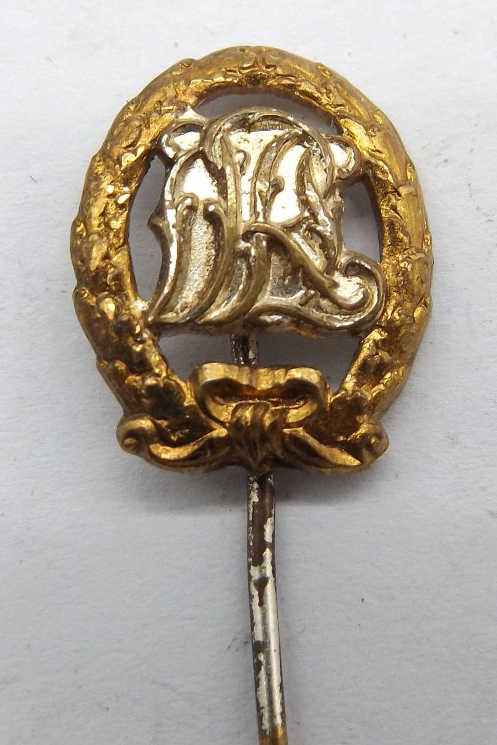 Deutsches Reich: DRL Sportabzeichen für Versehrte, Miniatur an Nadel, Maße ca. 17 x 14 mm.