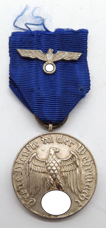 Wehrmacht: Dienstauszeichnung für 4 Jahre, Heer und Marine, am Band, mit Hoheitsabzeichen.