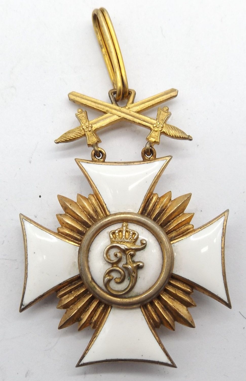 Württemberg: Friedrichsorden Ritterkreuz 1. Klasse mit Schwertern, Silber vergoldet und emailliert, typische Fertigung des Königlich Württembergischen Münzamt, Stuttgart.