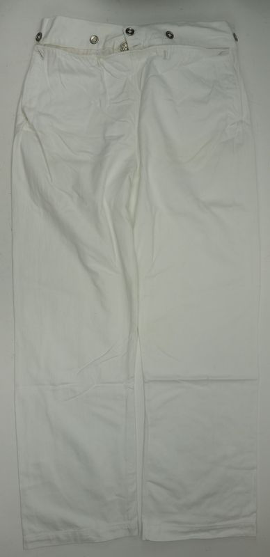 Kaiserliche Marine: Weiße Klapphose für einen Einjährig-Freiwilligen, Kammerstempel B.A.W. (Beschaffungsamt Wilhelmshaven) von 1900, Trägeretikett und weitere Stempel.