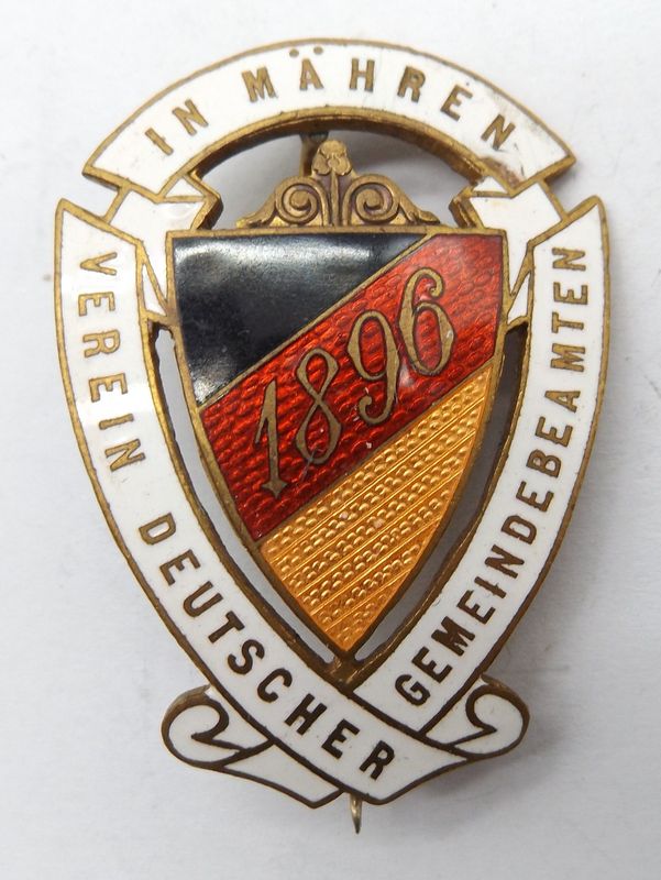 Deutsches Reich: Mitgliedsabzeichen Verein deutscher Gemeindebeamten in Mähren, rückseitig Hersteller aus Ölmütz, Tschecheslowakei, um 1930, ca. 42x30 mm.