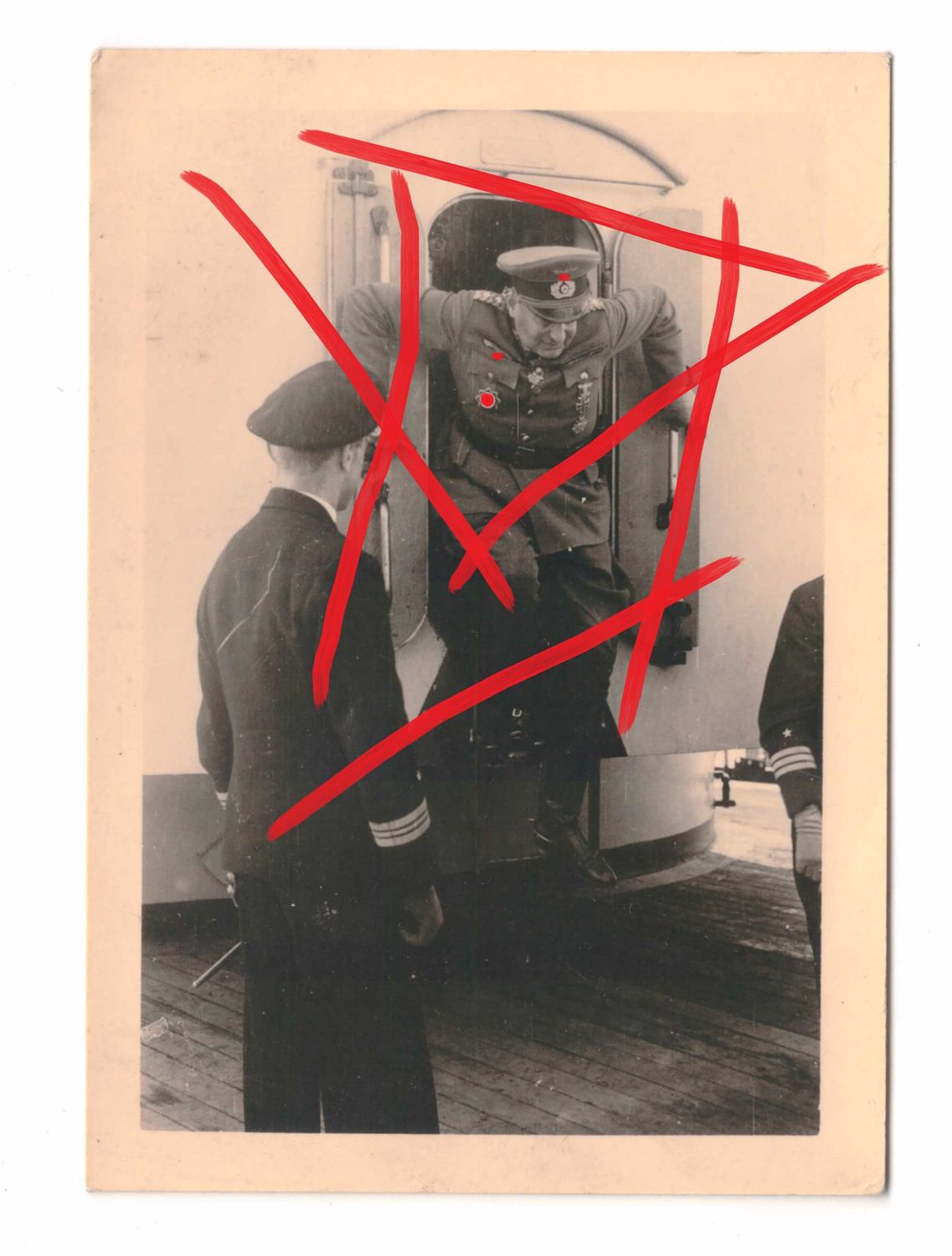 Wehrmacht: Foto General Deutsches Kreuz in Gold und weitere Auszeichnungen, ca. 7,3 x 10,5 cm, C106.