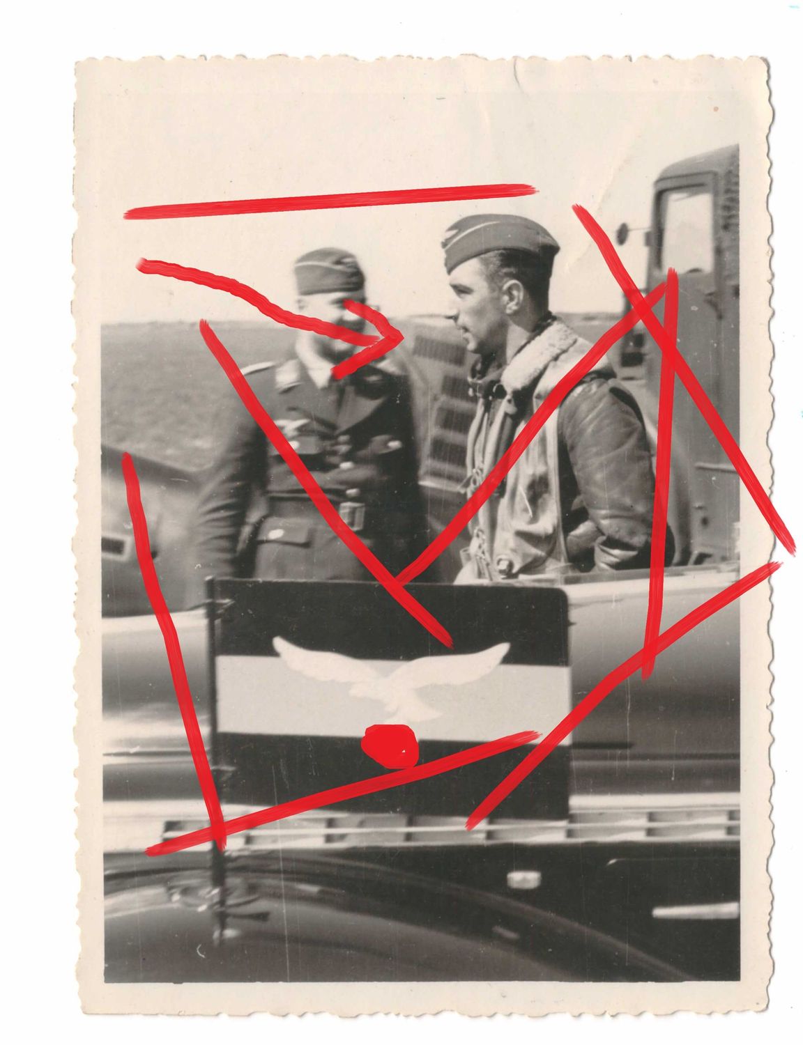 Luftwaffe: Foto Brillantenträger und Jagdflieger Werner Mölders vor seiner ME 109 mit Abschussbalken, ca. 11,6 x 8,5 cm, C104.