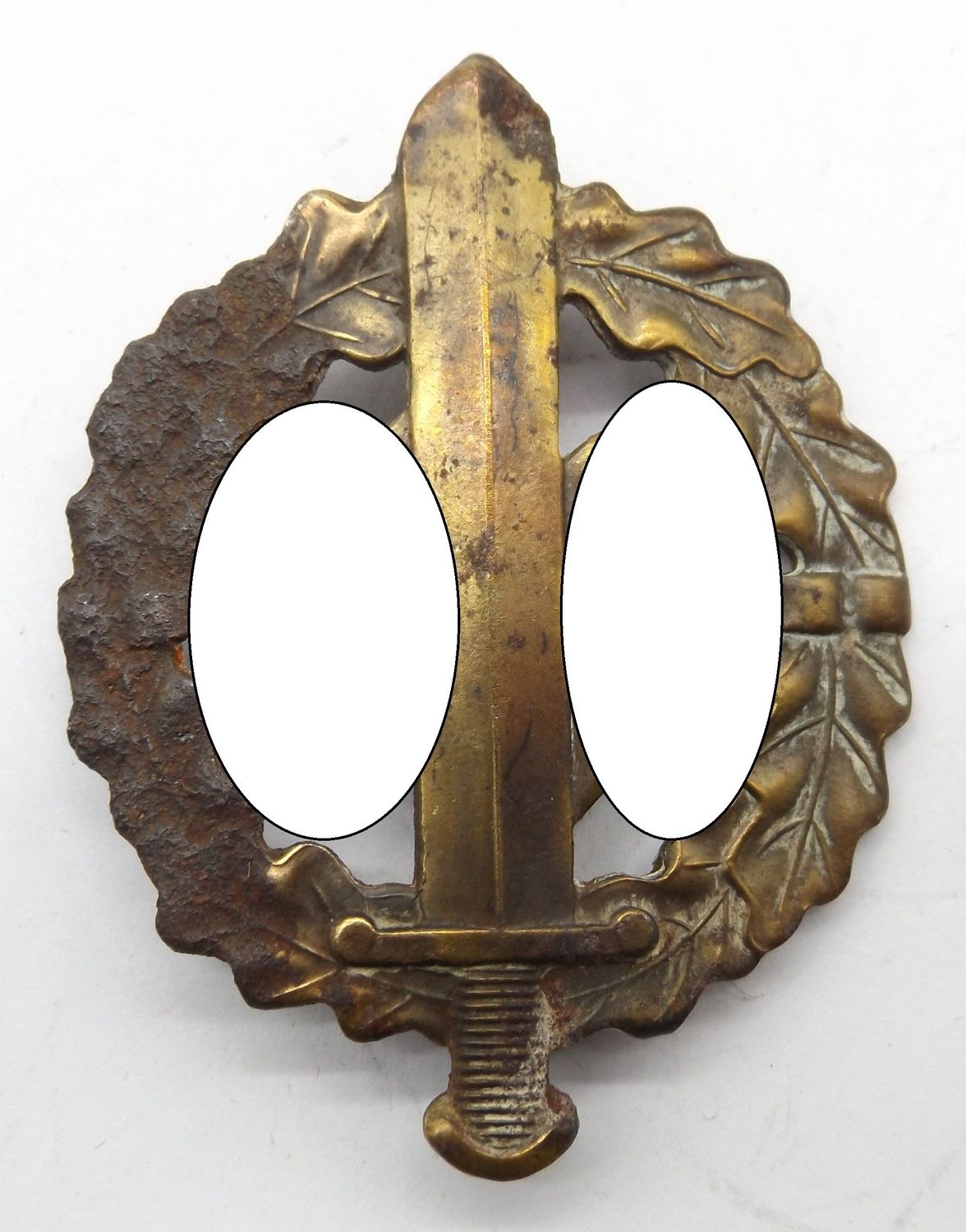 SA-Sportabzeichen in Bronze, Herstellermarkierung  RZM M1/100 für die Firma Werner Redo, Saarlautern, schlecht gelagert gewesen.