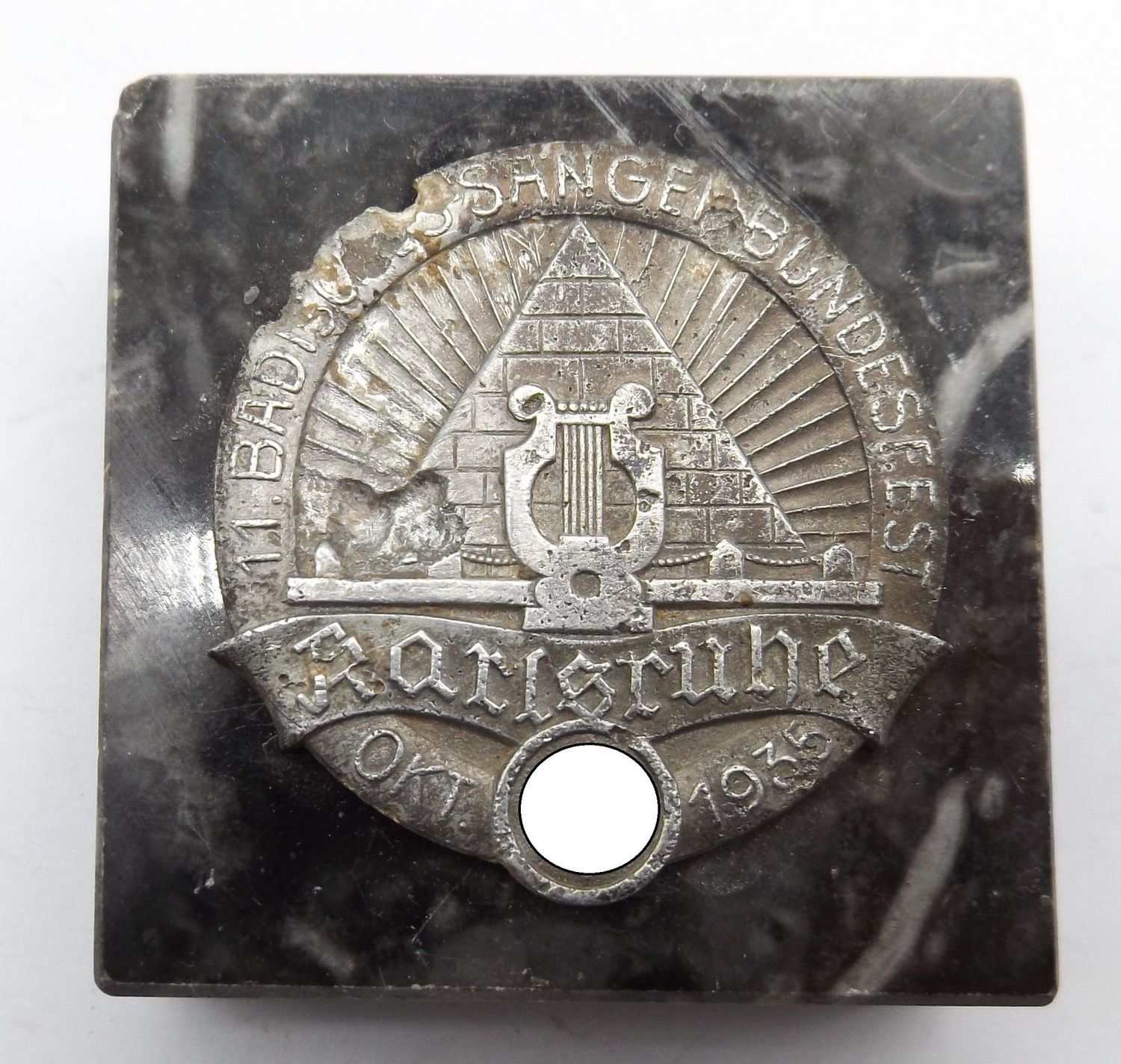 3. Reich: Briefbeschwerer Abzeichen  11. Badisches Sänger-Bundesfest, Karlsruhe Oktober 1935, aufgelegt auf Marmorsockel.