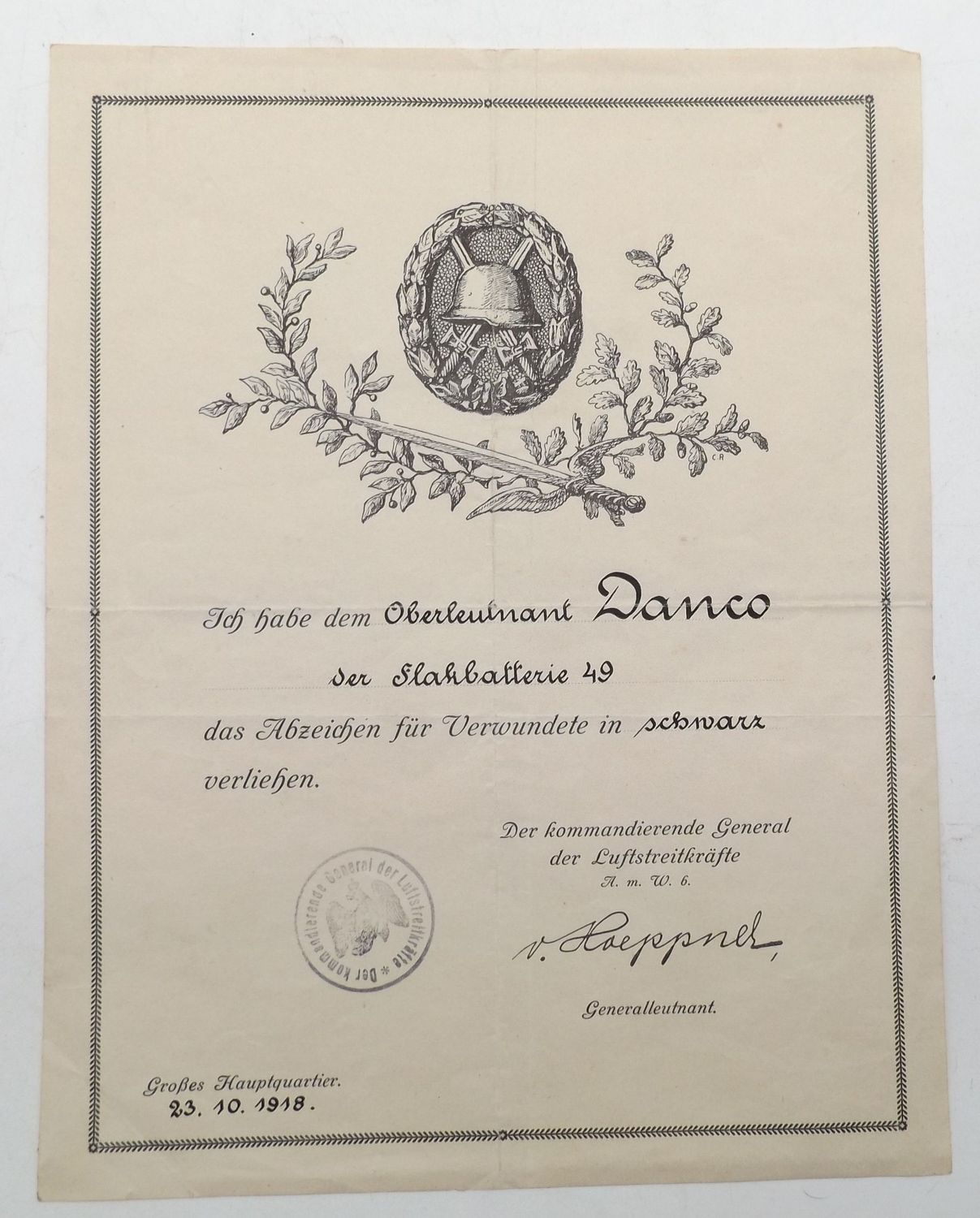 Deutsches Reich: Verleihungsurkunde zum Verwundetenabzeichen in Schwarz für einen Oberleutnant in der Flakbatterie 49, FU kommandierender General der Luftstreitkräfte, Großes Hauptquartier 23.10.1918.