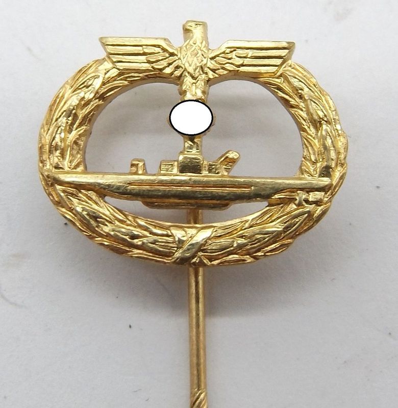 Kriegsmarine: U-Boot Kriegsabzeichen, Miniatur, an Nadel, Maße ca. 18 x 15 mm, top Erhaltung.