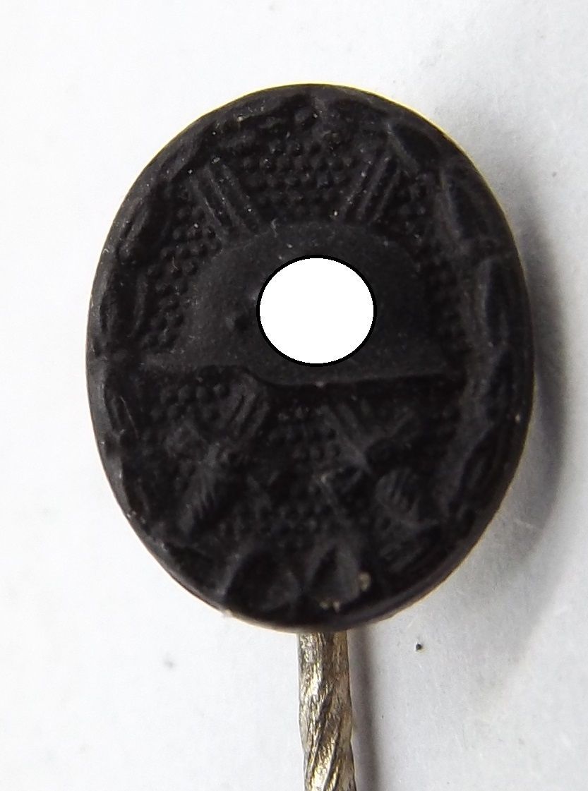 Verwundetenabzeichen in Schwarz 1939, Miniatur, an Nadel, Herstellerpunze L/57 für die Firma Boerger & Co., Berlin, Maße ca. 10 x 8 mm.