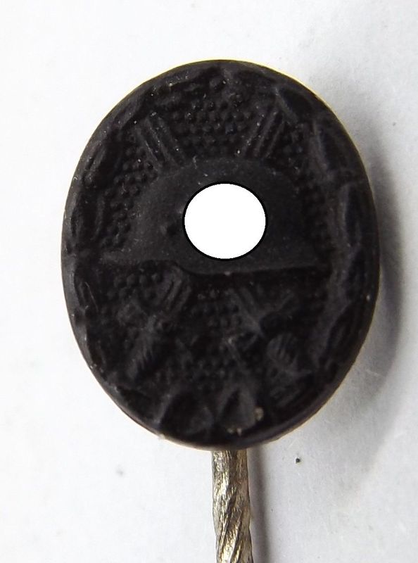 Verwundetenabzeichen in Schwarz 1939, Miniatur, an Nadel, Herstellerpunze L/57 für die Firma Boerger & Co., Berlin, Maße ca. 10 x 8 mm.