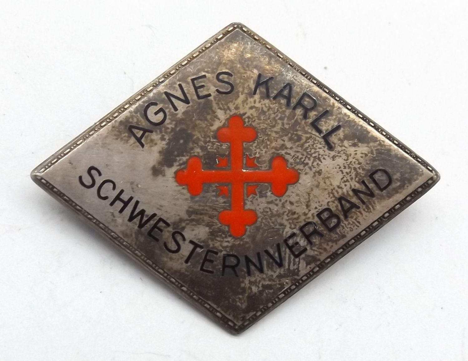 Deutsches Reich: Brosche Freie Wohlfahrtspflege Agnes Karll Schwesternverband, rückseitig Matrikelnummer 8357, 935er Silber, an Nadel, Maße ca. 50 x 38 mm.