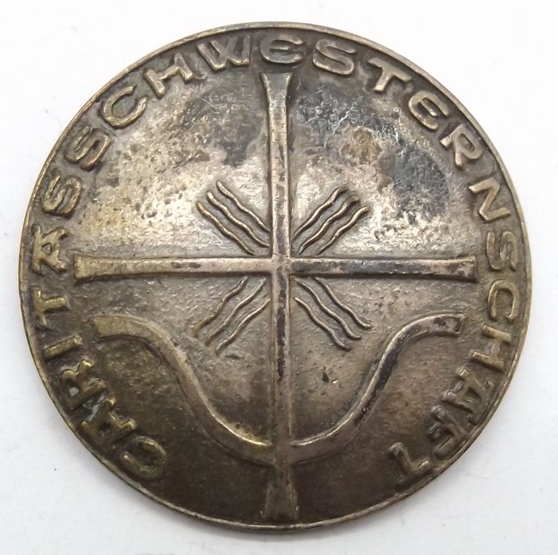 Deutsches Reich: Brosche Caritas Schwesternschaft, rückseitig Matrikelnummer 2303, an Nadel, ca. 41 mm.