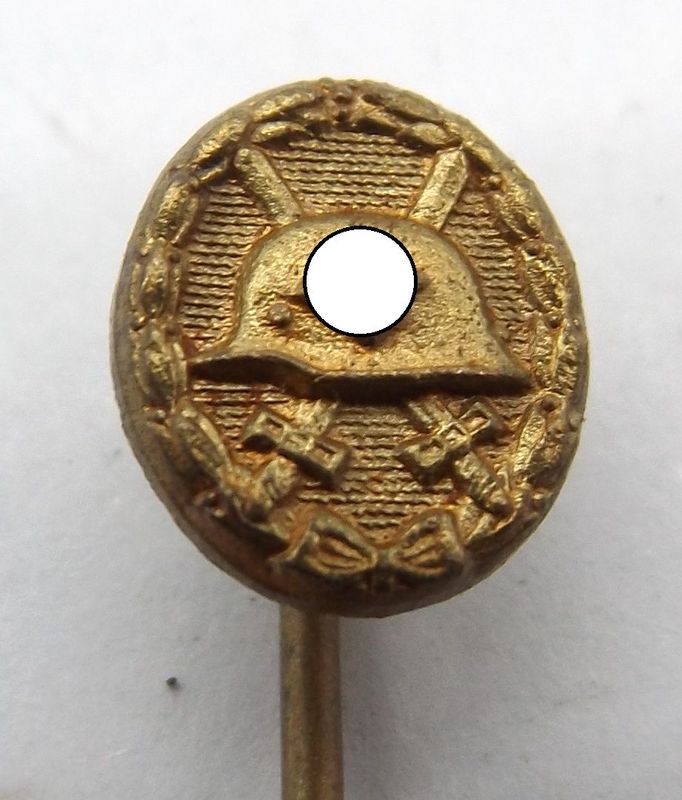 Verwundetenabzeichen in Gold 1939, Miniatur, an Nadel, Herstellerpunze L/14 für die Firma Friedrich Orth, Wien, Maße ca. 9 x 8 mm, selten!