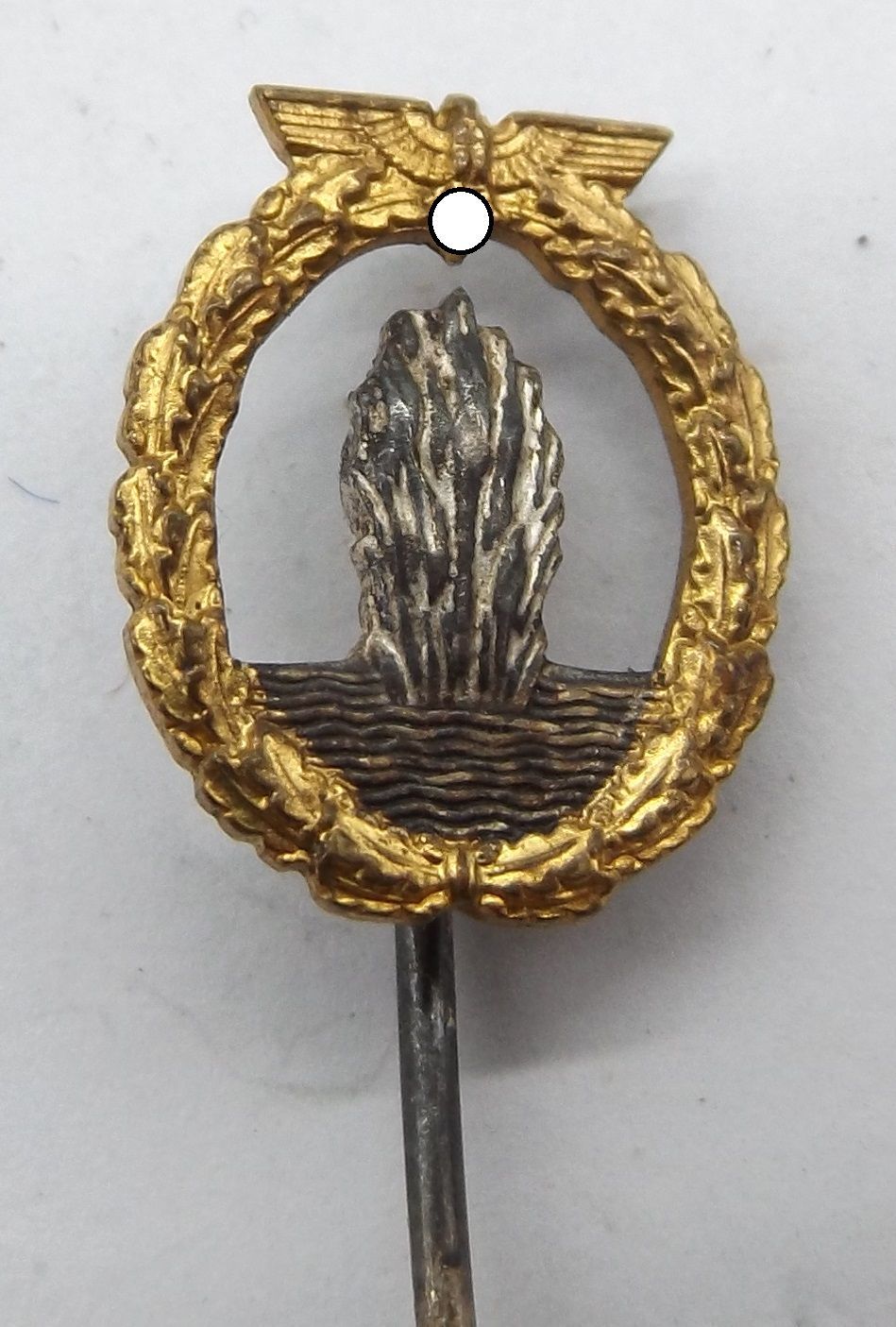 Kriegsmarine: Minensucherabzeichen, Miniatur, an Nadel, Maße ca. 16 x 13 mm, top Erhaltung.