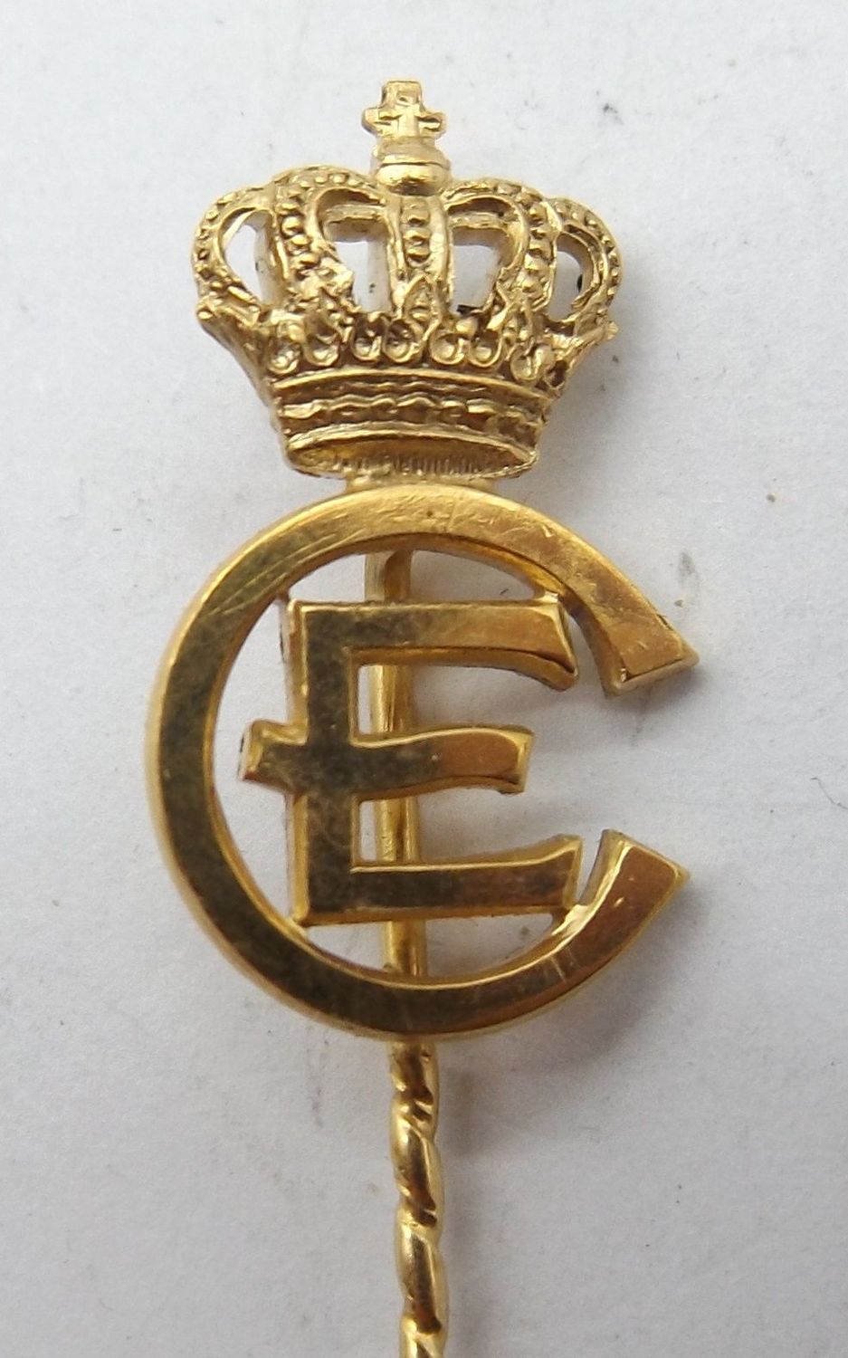 Sachsen-Coburg-Gotha: Geschenknadel Carl Eduard, an Nadel, Maße ca. 20 x 12 mm.