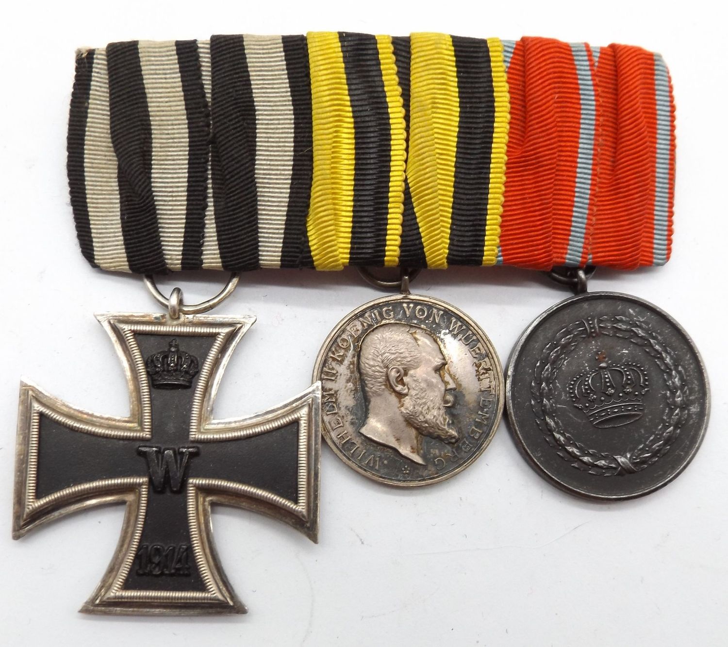 Württemberg: 3-er Ordensschnalle, EK2 mit Hersteller im Bandring, silberne Militärverdienstmedaille, Dienstauszeichnung für 9 Jahre.