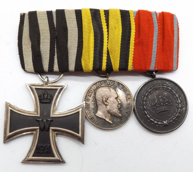 Württemberg: 3-er Ordensschnalle, EK2 mit Hersteller im Bandring, silberne Militärverdienstmedaille, Dienstauszeichnung für 9 Jahre.