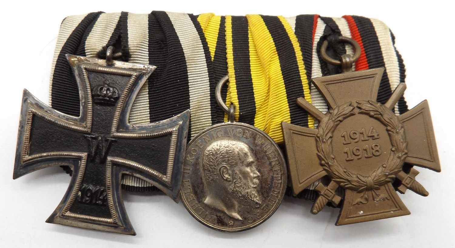 Württemberg: 3-er Ordensschnalle, EK2, silberne Militärverdienstmedaille, FEK (Hersteller G 7).