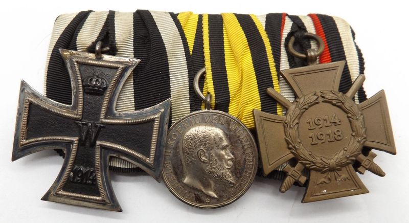 Württemberg: 3-er Ordensschnalle, EK2, silberne Militärverdienstmedaille, FEK (Hersteller G 7). Württemberg: 3-er Ordensschnalle, EK2, silberne Militärverdienstmedaille, FEK (Hersteller G 7).