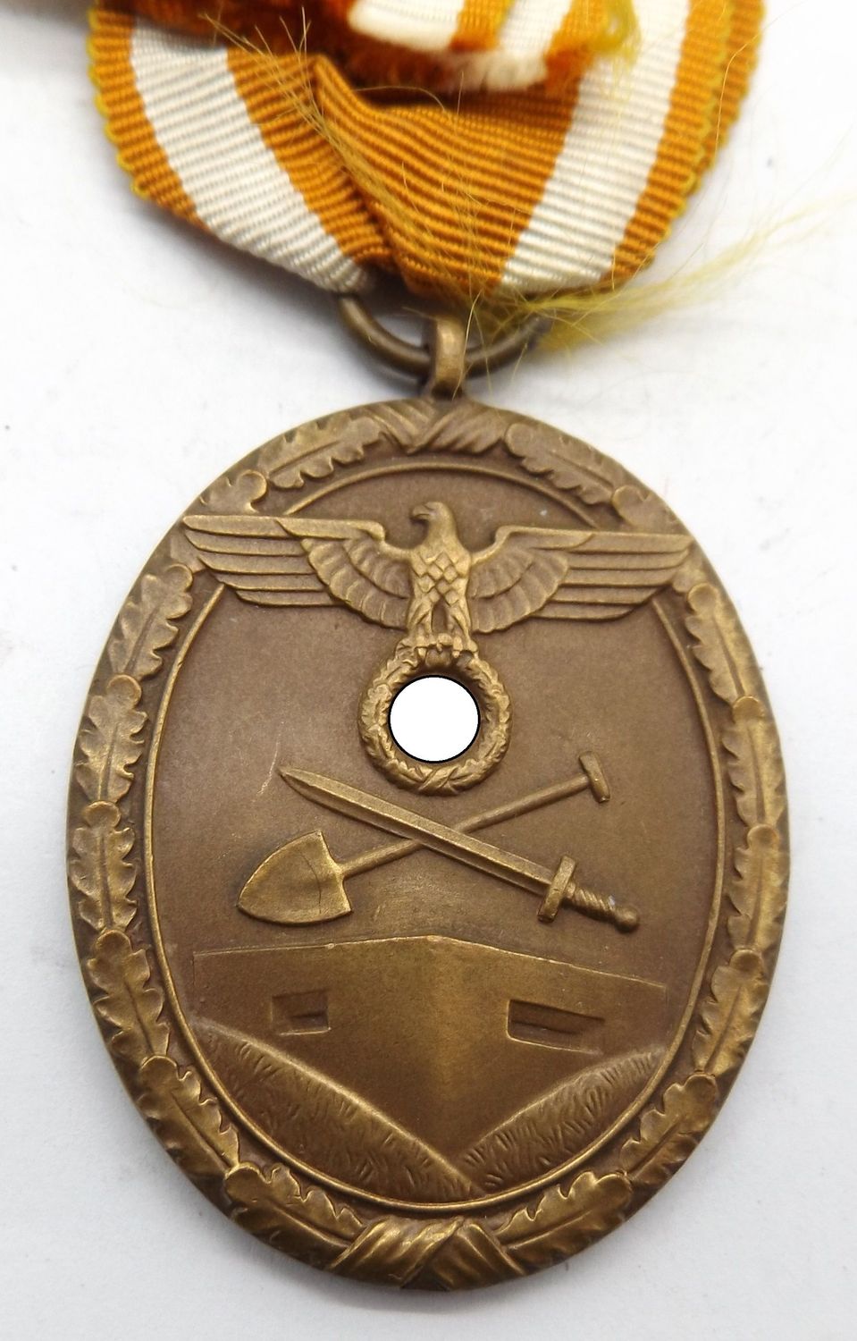 Deutsches Schutzwall Ehrenzeichen, Für Arbeit zum Schutze Deutschlands, am Band.