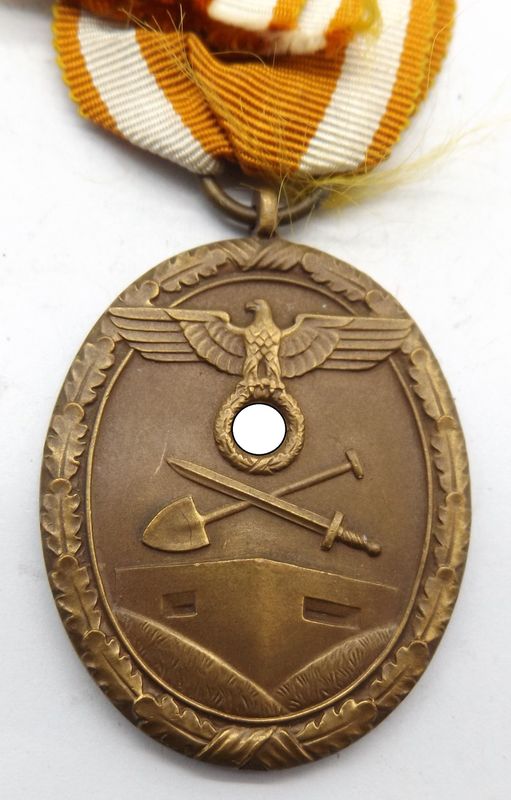 Deutsches Schutzwall Ehrenzeichen, Für Arbeit zum Schutze Deutschlands, am Band. Deutsches Schutzwall Ehrenzeichen, Für Arbeit zum Schutze Deutschlands, am Band.