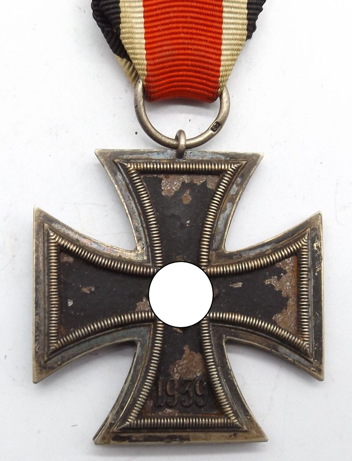 Eisernes Kreuz, EK 2. Klasse 1939, im Bandring Herstellerpunze 27 für die Firma Anton Schenkl´s Nachfolger, Wien, mit Band. Seltener Hersteller! Eisernes Kreuz, EK 2. Klasse 1939, im Bandring Herstellerpunze 27 für die Firma Anton Schenkl´s Nachfolger, Wien, mit Band. Seltener Hersteller!
