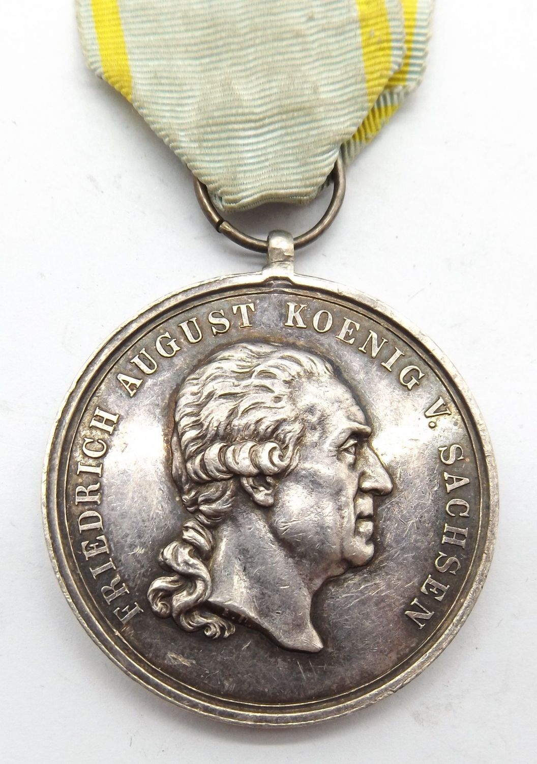 Sachsen: Medaille des Militär-St.Heinrichs-Ordens in Silber, im Halsabschnitt Stempelschneider F.U. für Friedrich Ulbricht, am Band. Sachsen: Medaille des Militär-St.Heinrichs-Ordens in Silber, im Halsabschnitt Stempelschneider F.U. für Friedrich Ulbricht, am Band.