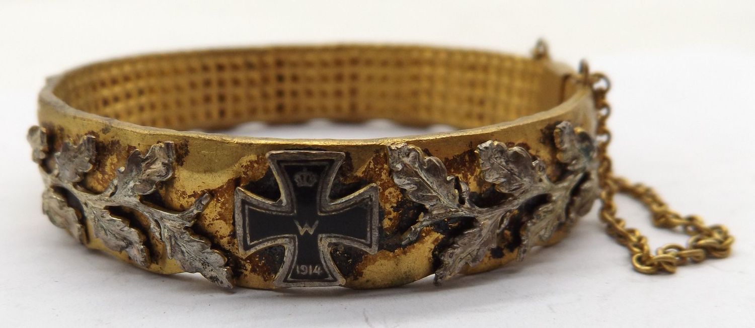 Grabenkunst Patriotischer Schmuck-Armreif, 1. Weltkrieg, aus Granatführungsring, aufgelegtes Eisernes Kreuz 1914.