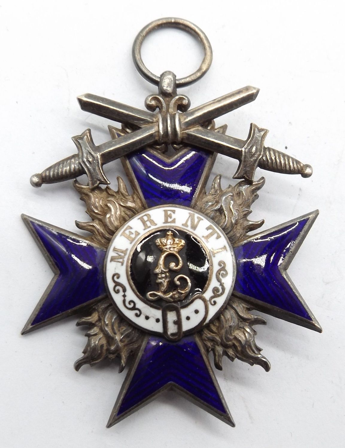 Bayern: Militär-Verdienstorden, 4. Klasse mit Schwertern. Silber, Hersteller G.H. 950 für Gebrüder Hämmerle, München, Emaille ohne jegliche Beschädigung! Bayern: Militär-Verdienstorden, 4. Klasse mit Schwertern. Silber, Hersteller G.H. 950 für Gebrüder Hämmerle, München, Emaille ohne jegliche Beschädigung!