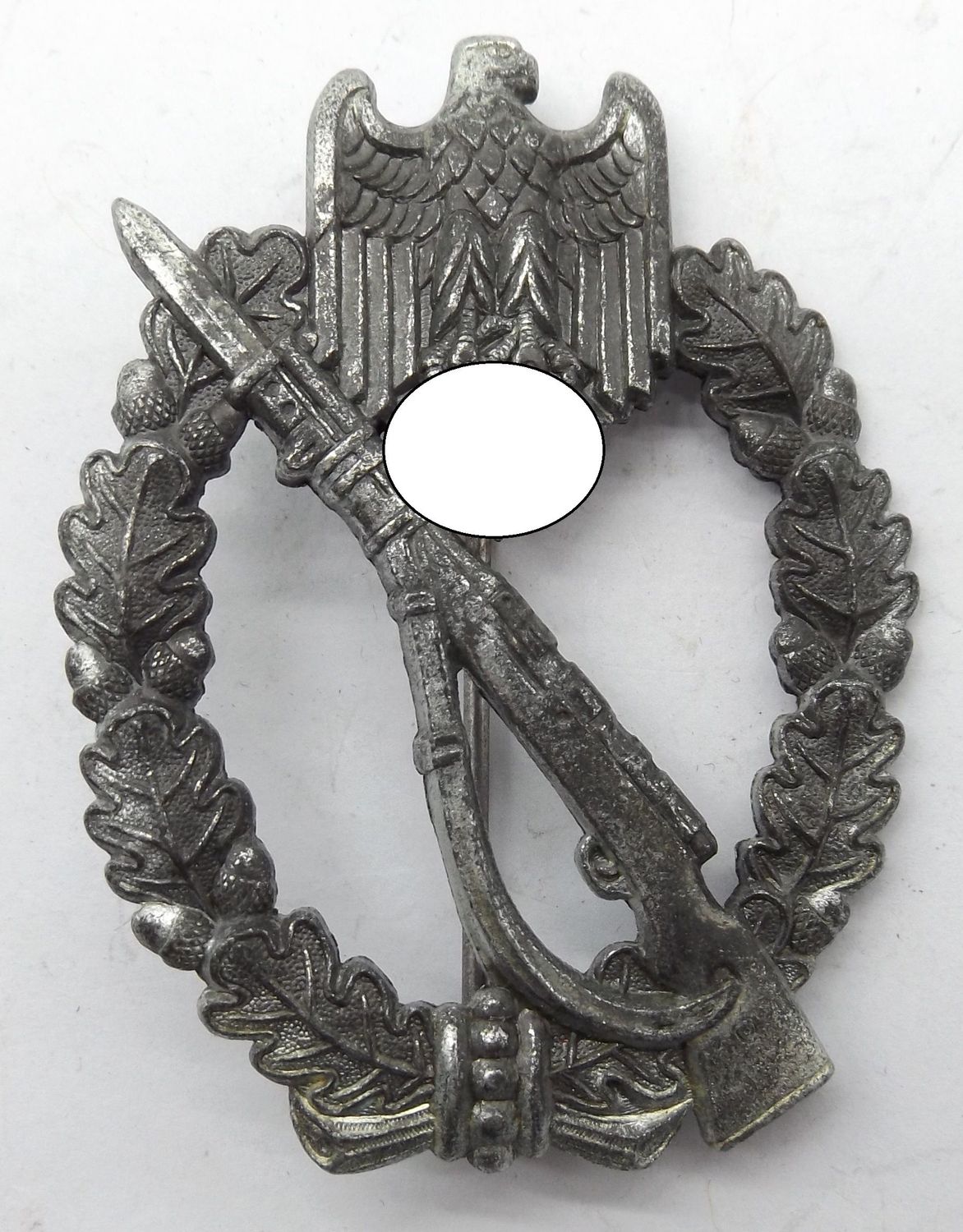 Infanteriesturmabzeichen in Silber, ohne Herstellermarkierung aber eine bekannte Variante der Firma Julius Bauer & Söhne, Zella-Mehlis. Infanteriesturmabzeichen in Silber, ohne Herstellermarkierung aber eine bekannte Variante der Firma Julius Bauer & Söhne, Zella-Mehlis.