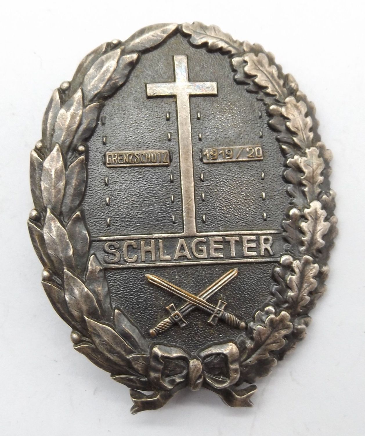 Deutsches Reich: Schlageterschild Kampfschild mit Einsatzschild Grenzschutz 1919/20, rückseitig Hersteller PAUL KÜST – ABZEICHEN u. ORDENFABRIK – BERLIN SW 19 – GES.GESCH.: 101. Deutsches Reich: Schlageterschild Kampfschild mit Einsatzschild Grenzschutz 1919/20, rückseitig Hersteller PAUL KÜST – ABZEICHEN u. ORDENFABRIK – BERLIN SW 19 – GES.GESCH.: 101.