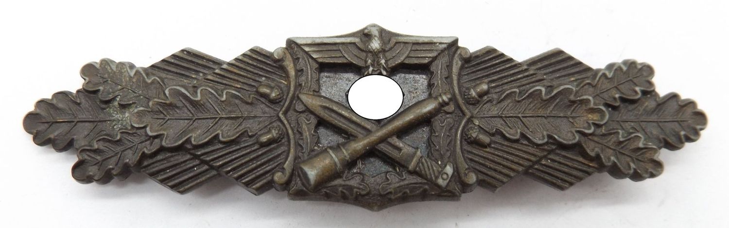 Nahkampfspange in Bronze, Hersteller JFS, 2. Modell, Feinzik bronziert, gemarkt FEC.W.E. PEEKHAUS, BERLIN, JFS für die Firma Josef Feix & Söhne, Gablonz, Nahkampfspange in Bronze, Hersteller JFS, 2. Modell, Feinzik bronziert, gemarkt FEC.W.E. PEEKHAUS, BERLIN, JFS für die Firma Josef Feix & Söhne, Gablonz,