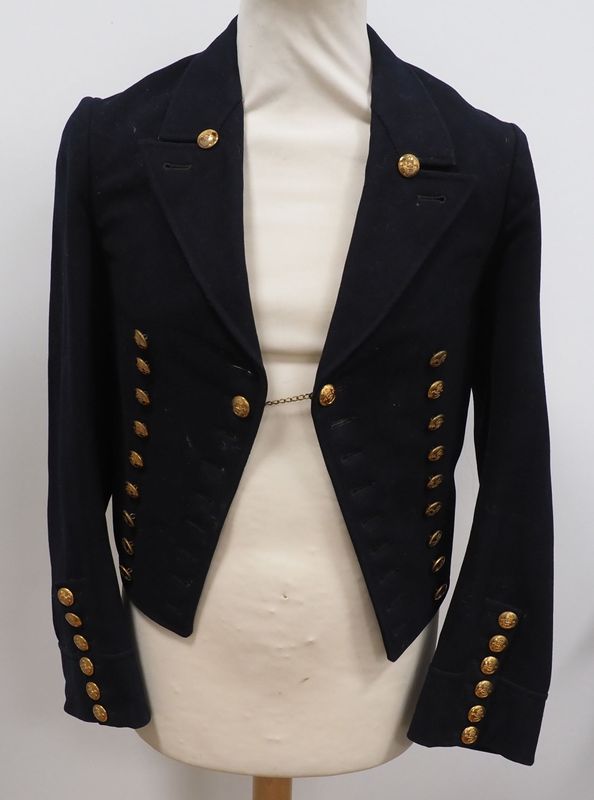 Kaiserliche Marine: Messejacke / Paradejacke für einen Matrosen, Knopfschliesse mit Kettchen, Kammerstempel B.A.W. (Beschaffungsamt Wilhelmshaven) von 1907 und Trägeretikett. Kaiserliche Marine: Messejacke / Paradejacke für einen Matrosen, Knopfschliesse mit Kettchen, Kammerstempel B.A.W. (Beschaffungsamt Wilhelmshaven) von 1907 und Trägeretikett.