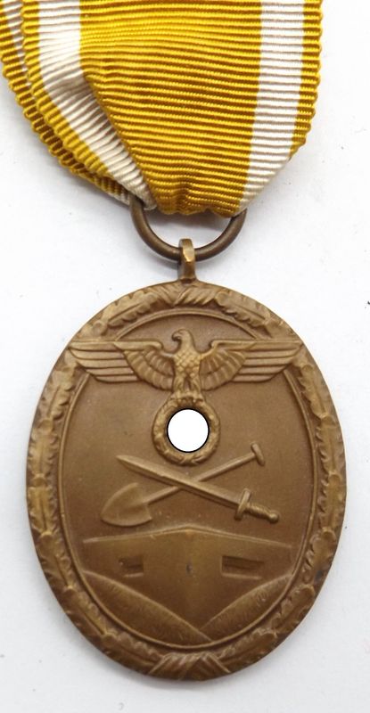 Deutsches Schutzwall Ehrenzeichen, Für Arbeit zum Schutze Deutschlands, am Band. Deutsches Schutzwall Ehrenzeichen, Für Arbeit zum Schutze Deutschlands, am Band.