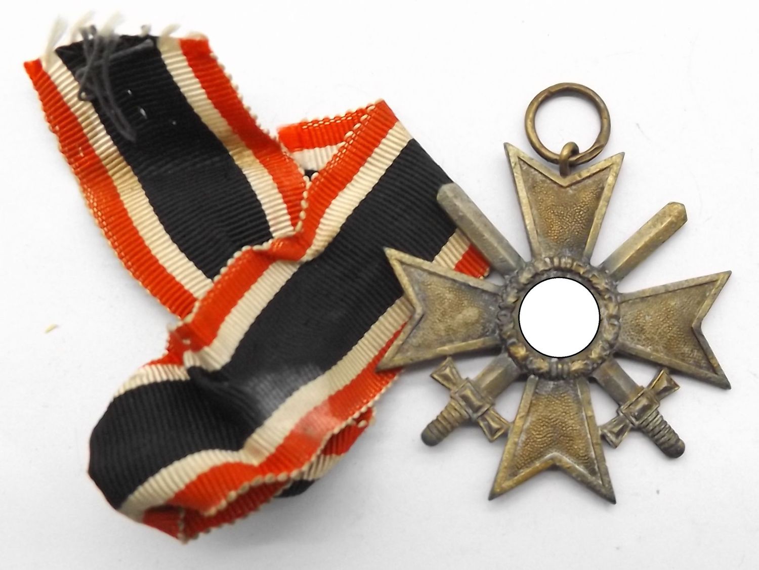 Kriegsverdienstkreuz KVK 2. Klasse mit Schwertern, Hersteller 67 für die Firma H. Kreisel, Gablonz / Neiße, mit Band.