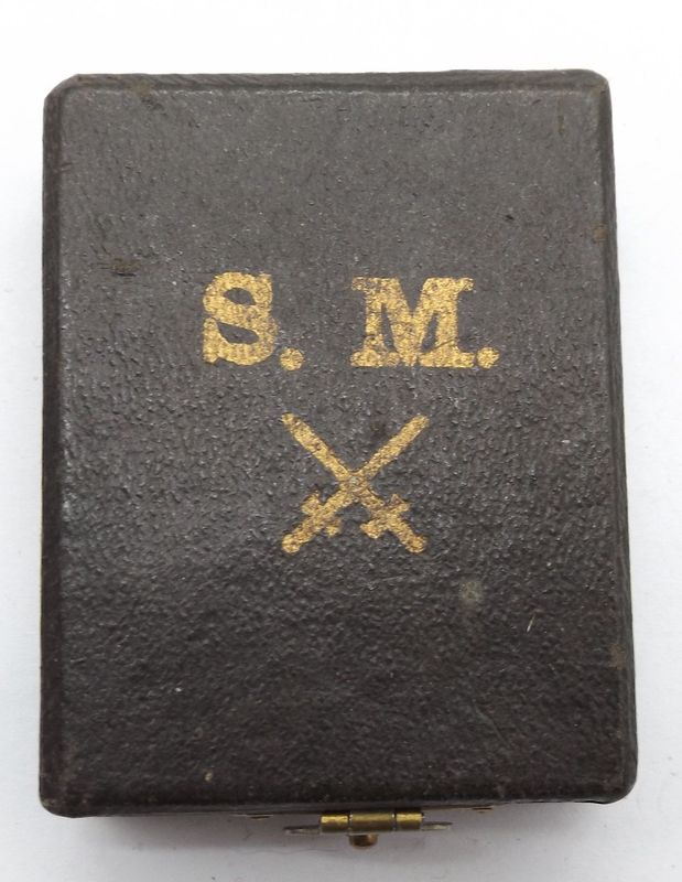 Reuss: Silberne Verdienstmedaille 2. Modell mit Schwertern Etui. Reuss: Silberne Verdienstmedaille 2. Modell mit Schwertern Etui.