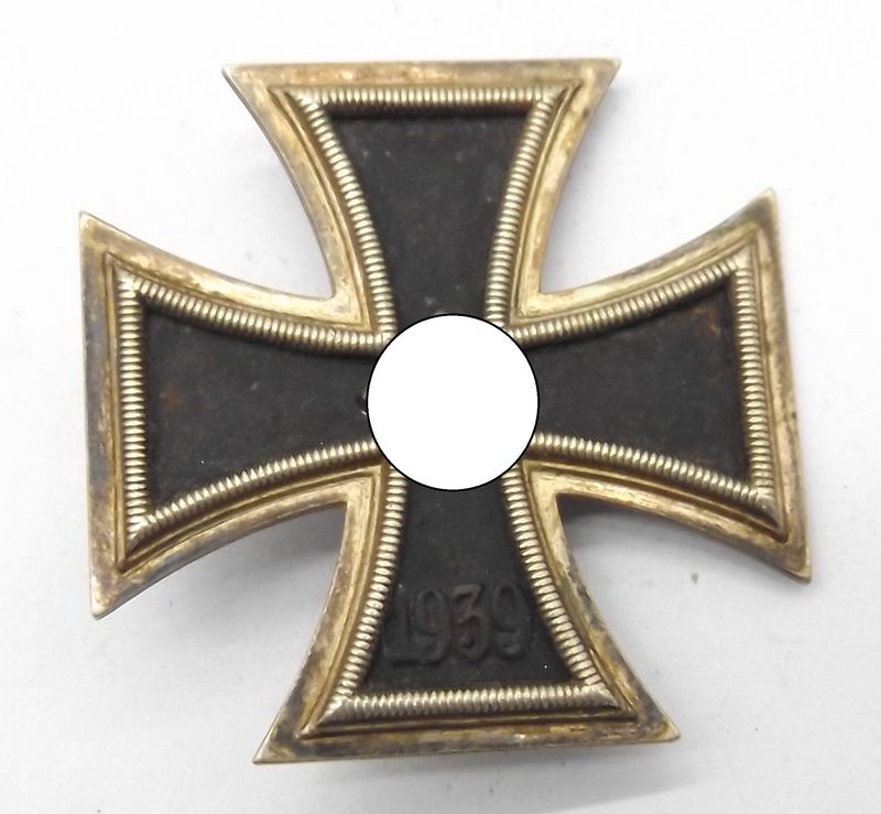 Eisernes Kreuz, EK 1. Klasse 1939, Herstellerpunze L/11 für den Hersteller Wilhelm Deumer, Lüdenscheid, getragenes Stück. Eisernes Kreuz, EK 1. Klasse 1939, Herstellerpunze L/11 für den Hersteller Wilhelm Deumer, Lüdenscheid, getragenes Stück.