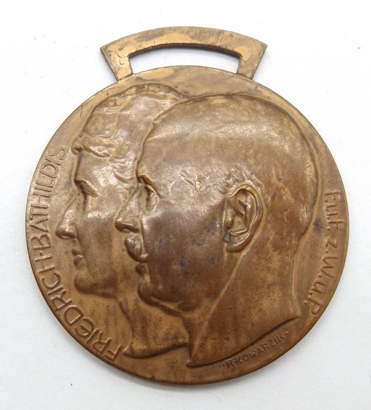 Waldeck: Friedrich-Bathildis-Medaille, Bronze, mit Stempelschneider. Insgesamt erfolgten nur 315 Verleihungen der Medaille - hiervon entfallen 140 auf Männer und 175 an Frauen. Waldeck: Friedrich-Bathildis-Medaille, Bronze, mit Stempelschneider. Insgesamt erfolgten nur 315 Verleihungen der Medaille - hiervon entfallen 140 auf Männer und 175 an Frauen.