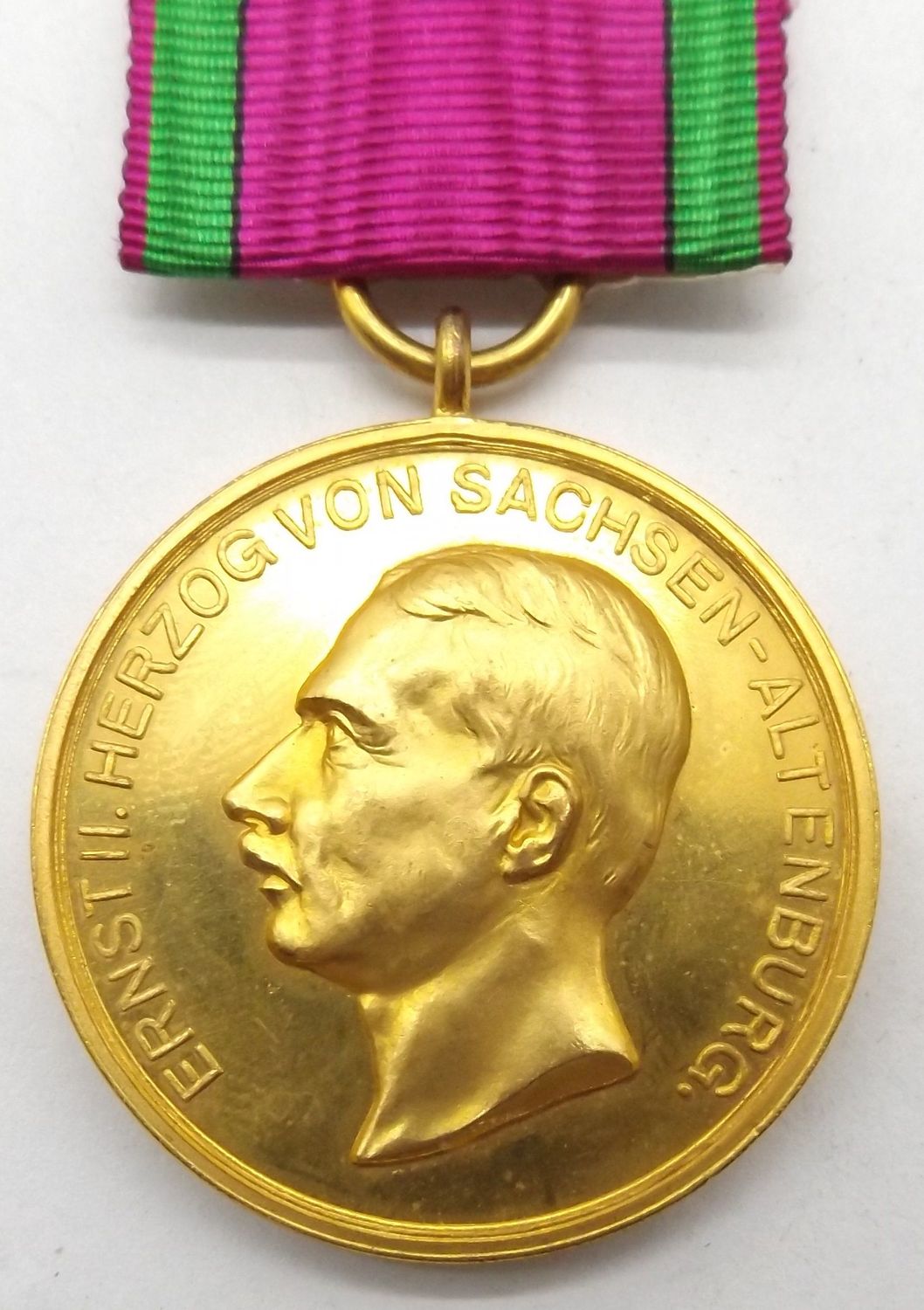 Sachsen-Altenburg: Goldene Verdienstmedaille des Ernestinischen Hausordens (Ernst II.), Silber vergoldet, am Bande mit rückseitigem alten Sammlungsetikett. Sachsen-Altenburg: Goldene Verdienstmedaille des Ernestinischen Hausordens (Ernst II.), Silber vergoldet, am Bande mit rückseitigem alten Sammlungsetikett.